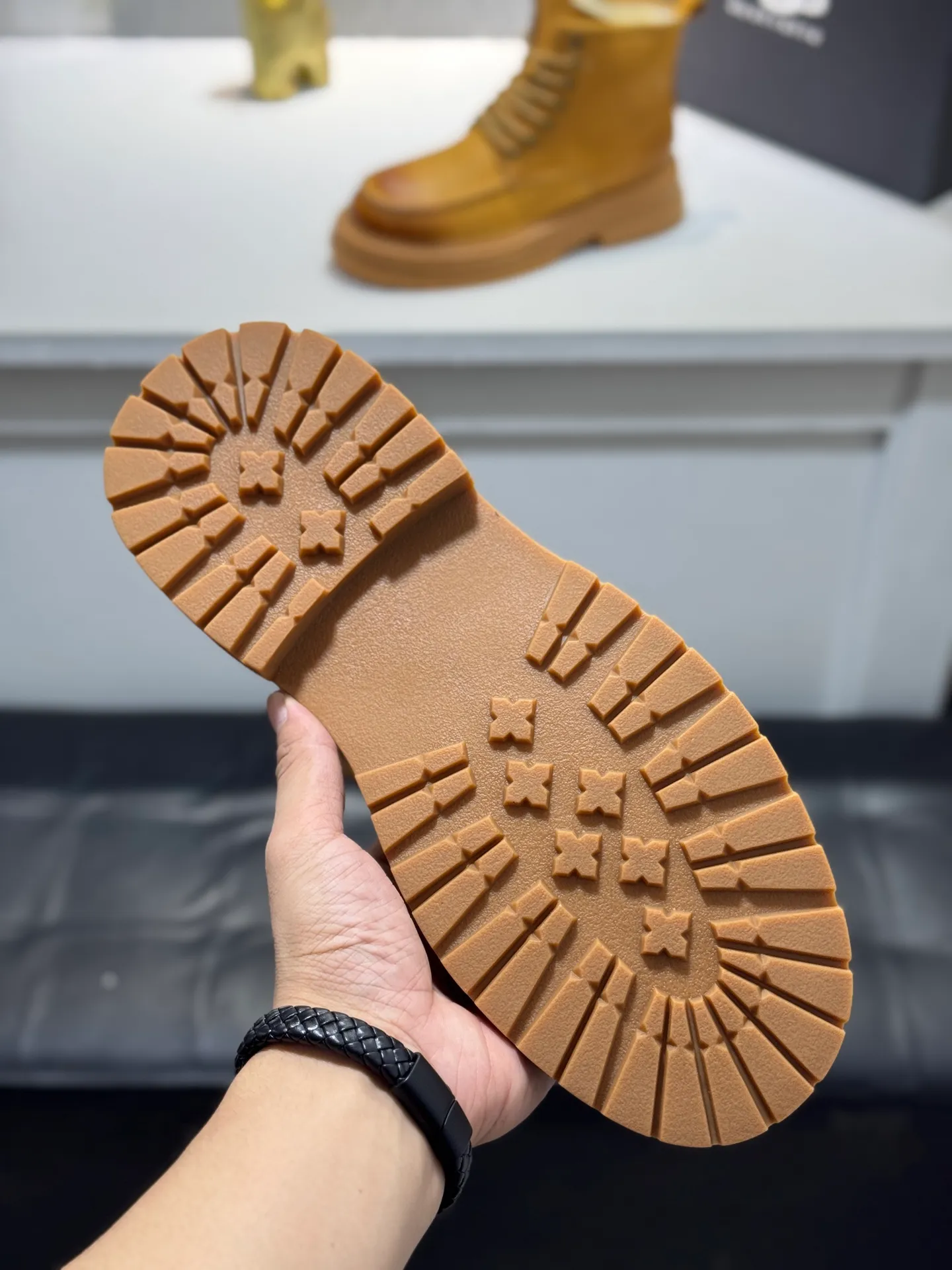 Men's men's shoes 💰660 [New style] 🦥🦥UGG - high-end quality 🔥Australian imported wool 🔥Full fur original single entry and exit counter without pressure, let you feel no replacement 💏The upper is made of first-layer cowhide 'all original Australian wool' Strict men's boots thick wool can be distinguished by the naked eye 💓Real wool keeps warm and does not smell like feet, warms the whole winter ✨Carefully crafted for those who know the goods🔥Size: 38-44 (45 customized